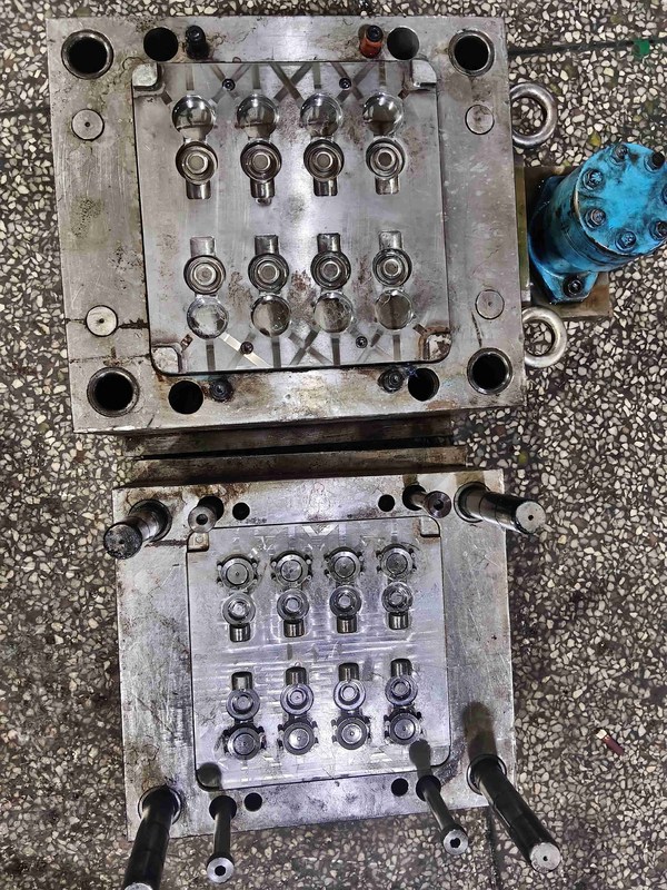 Household Plastic Mould Maker Plastic Injection Mold Tooling For Travel Dispenser Bottle Caps